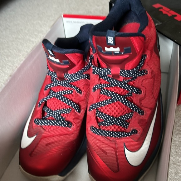 Nike Max Lebron 11 Low Top Independence Day 2014 Univers Red Men’s Size 9.5 EUC - Picture 11 of 11